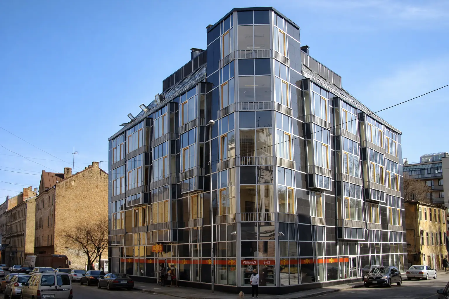 Офисное здание со стеклянным фасадом